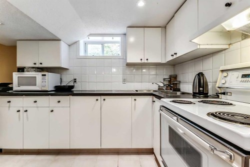 409 12 Avenue Nw, Calgary, AB - Indoor Photo Showing Kitchen