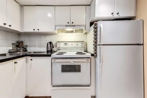 409 12 Avenue Nw, Calgary, AB - Indoor Photo Showing Kitchen