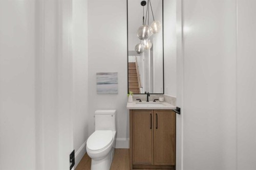 2232 30 Avenue Sw, Calgary, AB - Indoor Photo Showing Bathroom