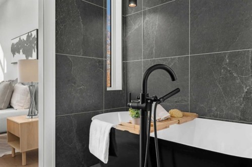 4009 15A Street Sw, Calgary, AB - Indoor Photo Showing Bathroom