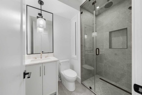 4009 15A Street Sw, Calgary, AB - Indoor Photo Showing Bathroom