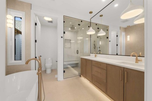 4009 15A Street Sw, Calgary, AB - Indoor Photo Showing Bathroom