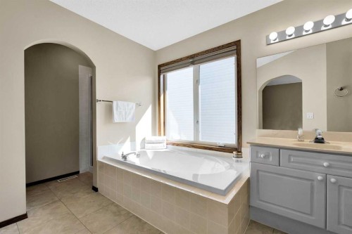 271 Edgebrook Park Nw, Calgary, AB - Indoor Photo Showing Bathroom