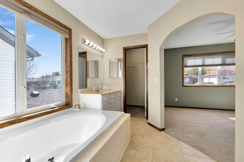 271 Edgebrook Park Nw, Calgary, AB - Indoor Photo Showing Bathroom