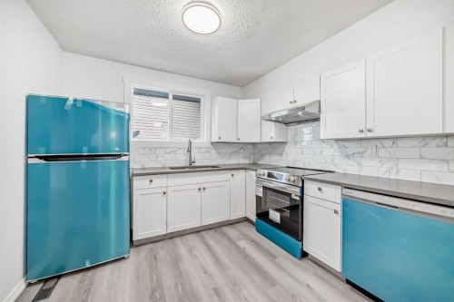 81 Bearberry Close Nw, Calgary, AB - Indoor Photo Showing Kitchen