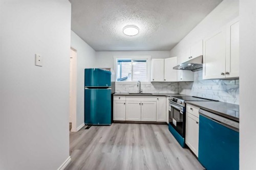 81 Bearberry Close Nw, Calgary, AB - Indoor Photo Showing Kitchen