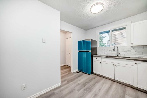 81 Bearberry Close Nw, Calgary, AB - Indoor Photo Showing Kitchen