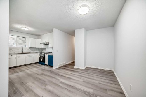 81 Bearberry Close Nw, Calgary, AB - Indoor Photo Showing Other Room