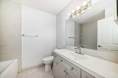81 Bearberry Close Nw, Calgary, AB - Indoor Photo Showing Bathroom