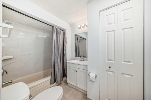 81 Bearberry Close Nw, Calgary, AB - Indoor Photo Showing Bathroom