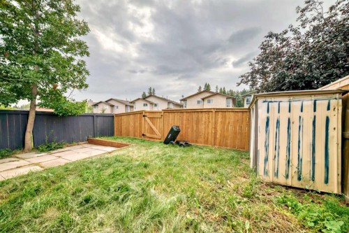 81 Bearberry Close Nw, Calgary, AB - Outdoor With Backyard