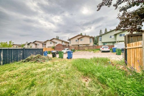81 Bearberry Close Nw, Calgary, AB - Outdoor With Backyard
