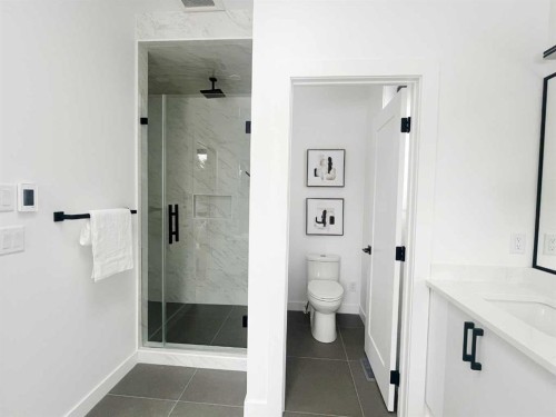 2107 Victoria Crescent Nw, Calgary, AB - Indoor Photo Showing Bathroom