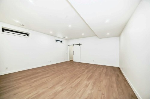 2107 Victoria Crescent Nw, Calgary, AB - Indoor Photo Showing Other Room