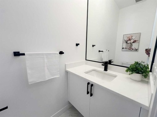 2107 Victoria Crescent Nw, Calgary, AB - Indoor Photo Showing Bathroom