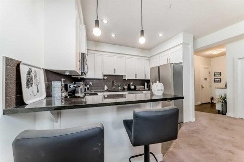 211-1005A Westmount Drive, Strathmore, AB - Indoor Photo Showing Kitchen With Upgraded Kitchen