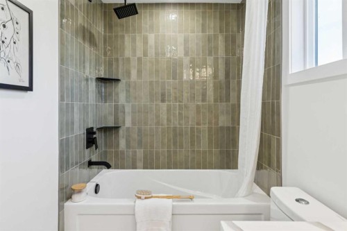 4547 Passchendaele Road Sw, Calgary, AB - Indoor Photo Showing Bathroom