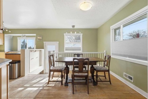 1 Thorncliffe Crescent Nw, Calgary, AB - Indoor Photo Showing Dining Room