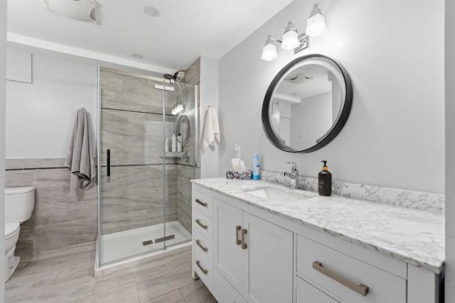 1 Thorncliffe Crescent Nw, Calgary, AB - Indoor Photo Showing Bathroom
