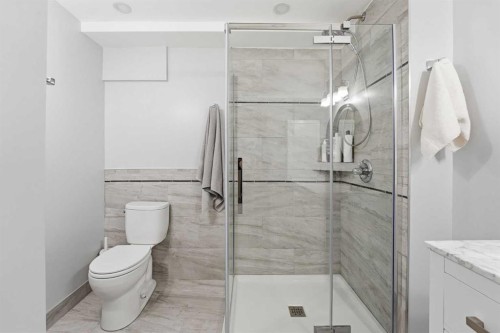 1 Thorncliffe Crescent Nw, Calgary, AB - Indoor Photo Showing Bathroom