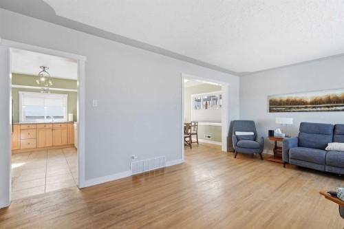 1 Thorncliffe Crescent Nw, Calgary, AB - Indoor Photo Showing Living Room