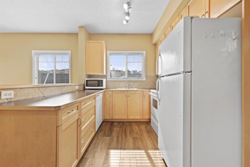 8318-70 Panamount Drive Nw, Calgary, AB - Indoor Photo Showing Kitchen