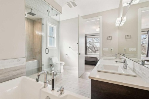 1104A Regent Crescent Ne, Calgary, AB - Indoor Photo Showing Bathroom