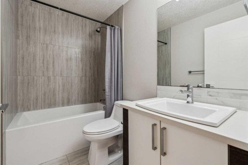 1104A Regent Crescent Ne, Calgary, AB - Indoor Photo Showing Bathroom