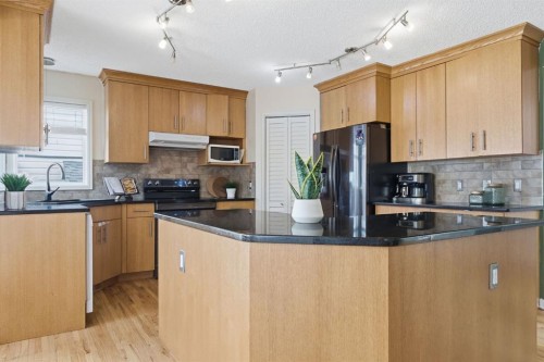 412 Sheep River Point, Okotoks, AB - Indoor Photo Showing Kitchen