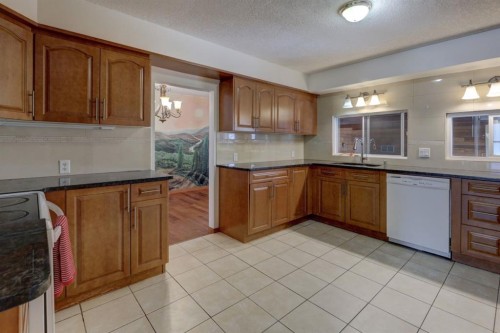1708 29 Street Sw, Calgary, AB - Indoor Photo Showing Kitchen