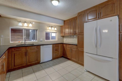 1708 29 Street Sw, Calgary, AB - Indoor Photo Showing Kitchen