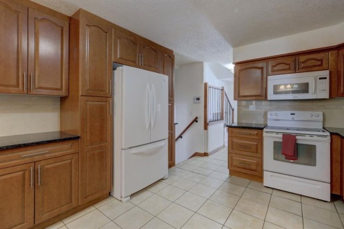 1708 29 Street Sw, Calgary, AB - Indoor Photo Showing Kitchen