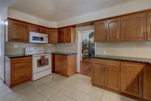 1708 29 Street Sw, Calgary, AB - Indoor Photo Showing Kitchen