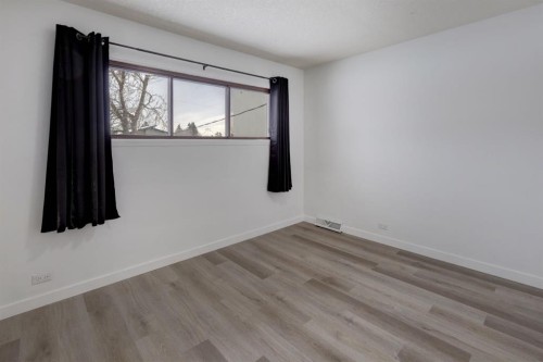 1708 29 Street Sw, Calgary, AB - Indoor Photo Showing Other Room