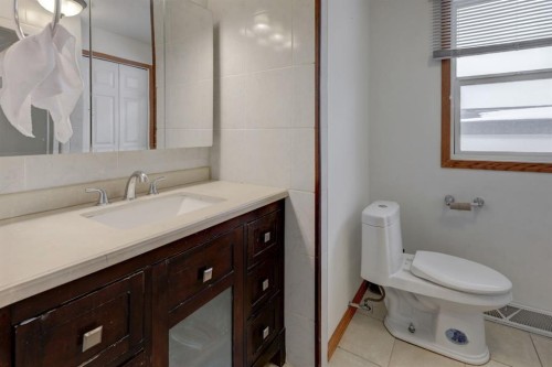 1708 29 Street Sw, Calgary, AB - Indoor Photo Showing Bathroom