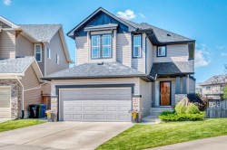32 Everhollow Crescent SW Calgary, AB T2Y 5H3