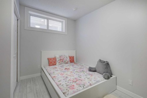 546 Sherwood Boulevard Nw, Calgary, AB - Indoor Photo Showing Bedroom