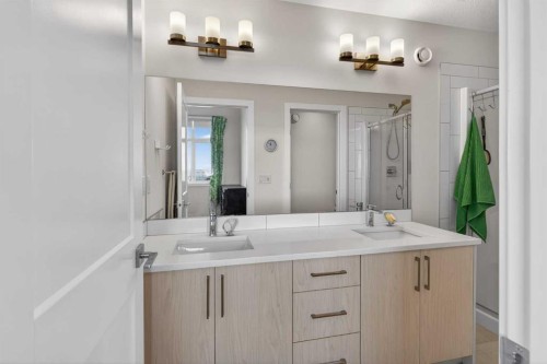 116 Crestridge Common Sw, Calgary, AB - Indoor Photo Showing Bathroom