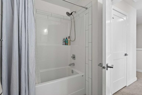 116 Crestridge Common Sw, Calgary, AB - Indoor Photo Showing Bathroom