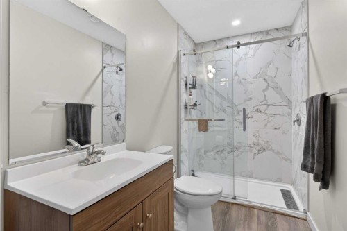 116 Crestridge Common Sw, Calgary, AB - Indoor Photo Showing Bathroom