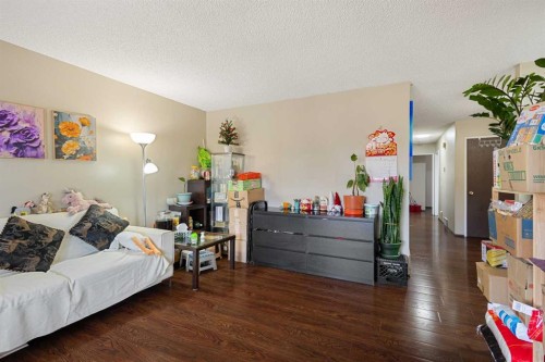24 Bedford Road Ne, Calgary, AB - Indoor Photo Showing Living Room