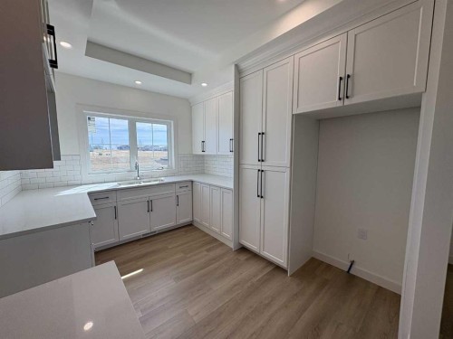 427 Meadowlark Way, Vulcan, AB - Indoor Photo Showing Kitchen