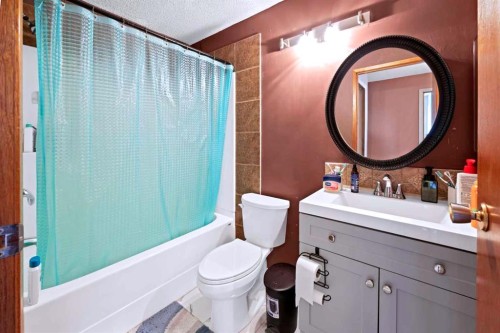 127 Whitehaven Road Ne, Calgary, AB - Indoor Photo Showing Bathroom
