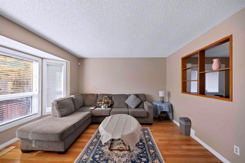 127 Whitehaven Road Ne, Calgary, AB - Indoor Photo Showing Living Room