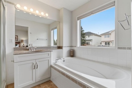 3611 Douglas Ridge Boulevard Se, Calgary, AB - Indoor Photo Showing Bathroom