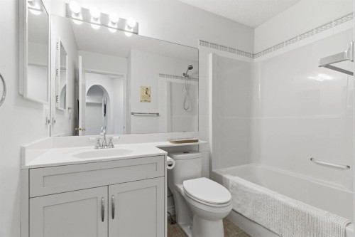 3611 Douglas Ridge Boulevard Se, Calgary, AB - Indoor Photo Showing Bathroom