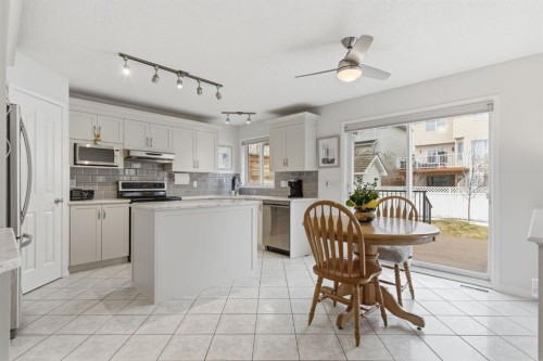 3611 Douglas Ridge Boulevard Se, Calgary, AB - Indoor Photo Showing Kitchen