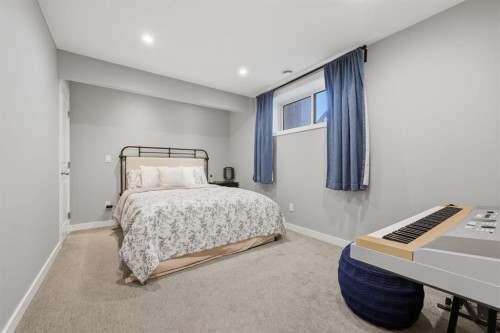 112 Evanston View Nw, Calgary, AB - Indoor Photo Showing Bedroom