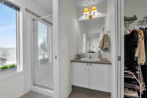 60 Inverness Square Se, Calgary, AB - Indoor Photo Showing Bathroom