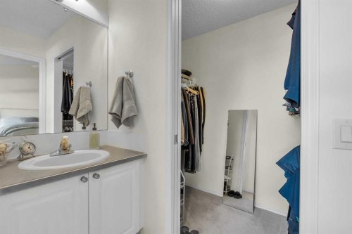 60 Inverness Square Se, Calgary, AB - Indoor Photo Showing Bathroom